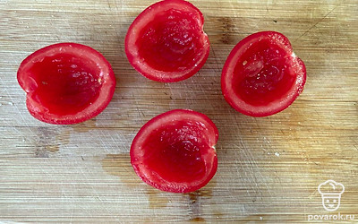 Помидоры разрежьте пополам и удалите мякоть.