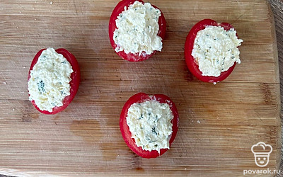 Нафаршируйте помидоры.