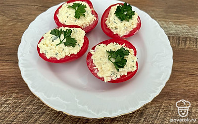 Переложите помидоры в тарелку и украсьте петрушкой. Приятного аппетита!