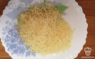 Твердый сыр натрите на мелкой терке. 