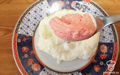 Добавьте икру мойвы.