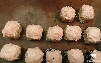 Аккуратно выложите соус на роллы. Выпекайте в хорошо разогретой духовке 5-7 минут. 