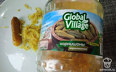 Маринованные корнишоны натрите на мелкой терке.