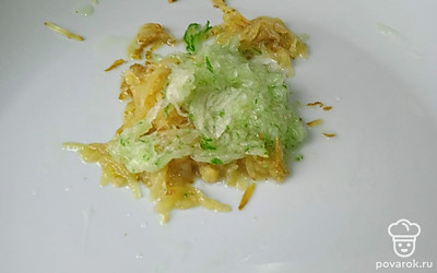 Добавьте мелко натертый свежий огурец.