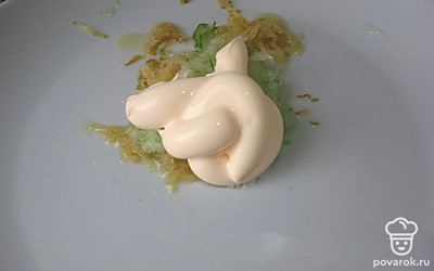 Добавьте майонез.