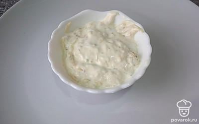 Выложите в соусник.