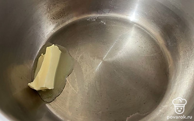 В сотейник поместите сливочное масло. 
