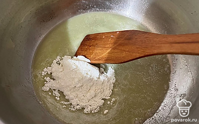 К растопленному маслу добавьте муку. 