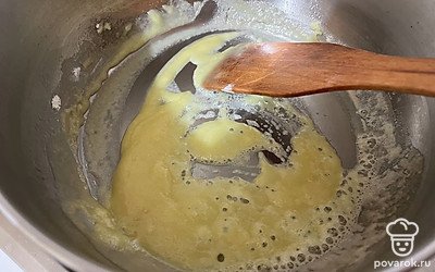 Обжарьте муку в масле. 