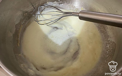 К маслу с мукой влейте небольшое количество молоко, 10-20 грамм. Перемешайте все ингредиенты венчиком до растворения комочков муки. 