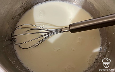 Влейте в сотейник оставшееся молоко. 