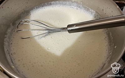 Постоянно помешивая, уварите соус до легкого загустения. 