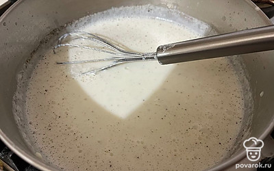 Перемешайте соус со специями. 