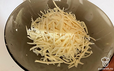 Сыр натрите на крупной терке. 