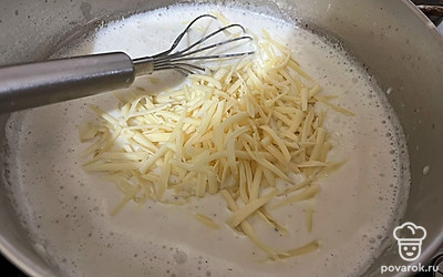 Добавьте сыр к соусу. 