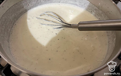 Растворите сыр в соусе. После этого снимите сотейник с огня. 