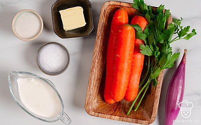 Помойте овощи и зелень. Очистите морковь от кожуры. Подготовьте сковороду.