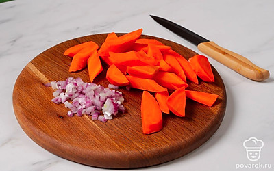  Накрошите лук-шалот как можно мельче, а морковь нарежьте брусочками.