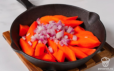 В сковороде растопите сливочное масло. Добавьте нарезанные овощи и тщательно перемешайте.