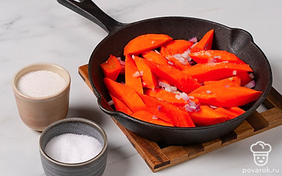 Всыпьте к овощам сахар и соль, еще раз перемешайте. Затем прикройте сковороду крышкой и оставьте на 10 минут.