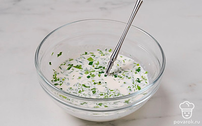 Мелко порубите и выложите зелень в миску. Добавьте к ней сливки и перемешайте.