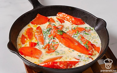 Залейте получившейся смесью морковь. Потушите овощи еще 5 минут, а затем уберите с огня и остудите.