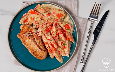 Подайте морковь в сливках в качестве гарнира к любому сытному блюду. Полейте содержимое тарелки ароматным сливочным соусом и добавьте щепотку пряных трав. 