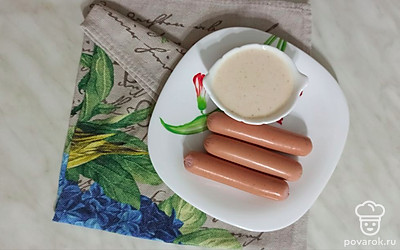 Соус хорошо сочетается с мясными и рыбными блюдами. Можно подать соус к столу с сосисками. 