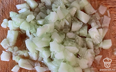 Огурец очистить и нарезать мелко.