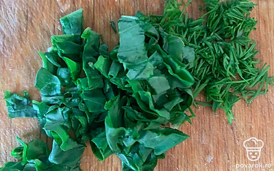 Нарезать руколу и укроп.