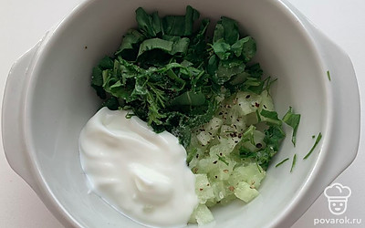 Соединить все ингредиенты и перемешать, посолить и добавить приправы.