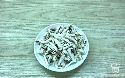 Шампиньоны нарежьте соломкой.