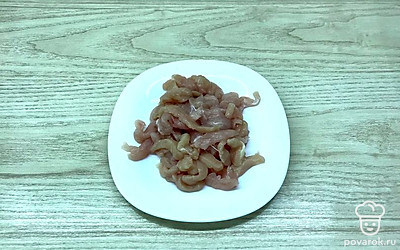 Грудку нарежьте брусочками.