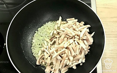 В обжаренный лук выложите грибы и жарьте до испарения жидкости. Посолите.