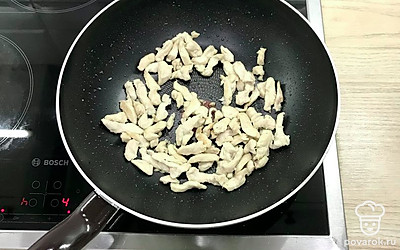 Отдельно обжарьте до готовности грудку. Посолите.