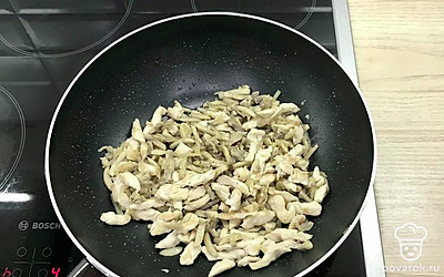 Соедините грибы с грудкой, обжарьте вместе 3 минуты.