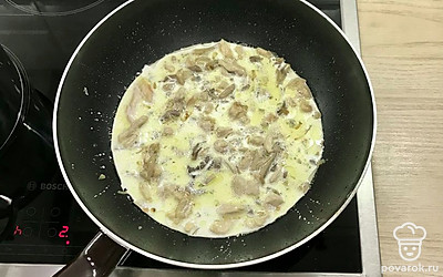 Влейте сливки. Убавьте огонь до ниже среднего и протушите минут 5.