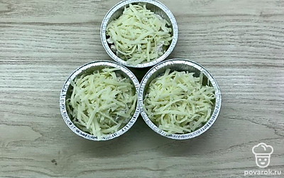 В порционные формы выложите готовый жульен, посыпьте тёртым сыром. Запекайте в духовке, разогретой до 200 градусов, 15 минут до расплавления сыра и легкой румяности.