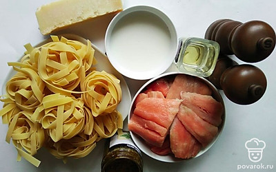 Филе лосося помойте, проверьте на наличие косточек и удалите их. Порежьте небольшими кусочками. Пармезан натрите на мелкой терке.