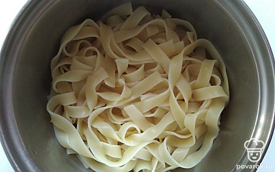 Сварите макароны в большом количестве подсоленной воды с одной столовой ложкой оливкового масла, оставив их слегка недоваренными, как рекомендовано на упаковке. Готовые макароны выложите на дуршлаг.