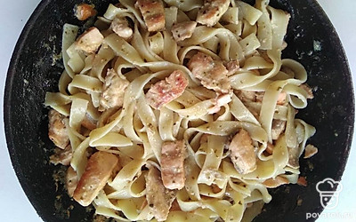 В сковороду налейте оливковое масло и обжарьте в нем кусочки лосося. Затем добавьте сливки, соус песто, соль, перец и макароны, перемешайте и подержите на огне 2 — 3 минуты.