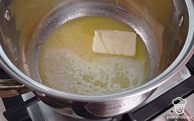 Для начала необходимо растопить масло в кастрюле с толстым дном на медленном огне. 