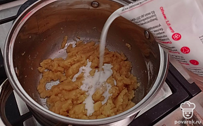 После того, как добавите всю муку, добавляйте постепенно молоко. Помешивая, доведите до кипения, соус готов. 