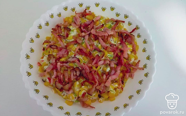 Кукуруза с беконом и луком порей в сливочном соусе — Рецепт с фото