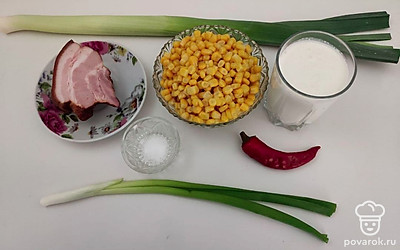 Подготовьте все необходимые ингредиенты для приготовления блюда. Лук-порей, зеленый лук и острый перец промойте под холодной водой.