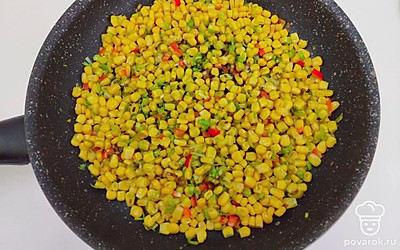 В сковороду выложите консервированную кукурузу и обжаренный бекон, перемешайте. Затем, налейте сливки и тушите на умеренном огне в течение 5 минут. В завершении приготовления посолите блюдо по вкусу.