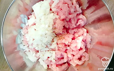 Луковицу очистить и порезать на мелкие кубики. Добавить половину в фарш, посолить, тщательно перемешать до однородной массы.