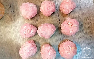 Сформировать шарики из массы.