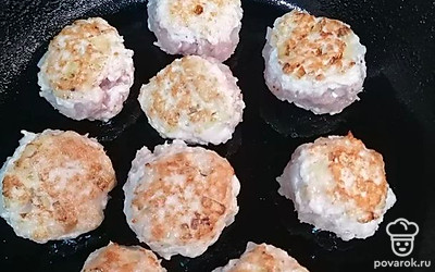 Разогреть масло в сковороде, обжарить фрикадельки с двух сторон до золотистой корочки.