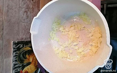 В казане или толстостенной кастрюле спассировать оставшийся лук.